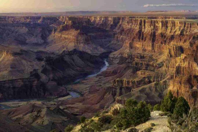 Matahari terbenam penuh warna yang menghadap ke Sungai Colorado jauh di Grand Canyon