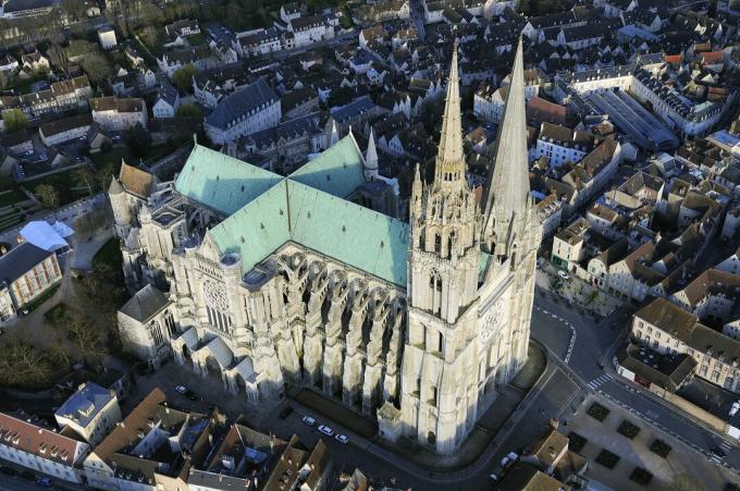 Pemandangan udara dari Katedral Chartres di Chartres, Prancis