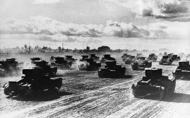 Tank Rusia bergegas ke depan, Juni 1941.