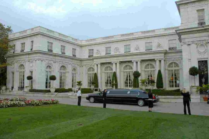 Limousine di depan Rosecliff Mansion di Newport, Rhode Island