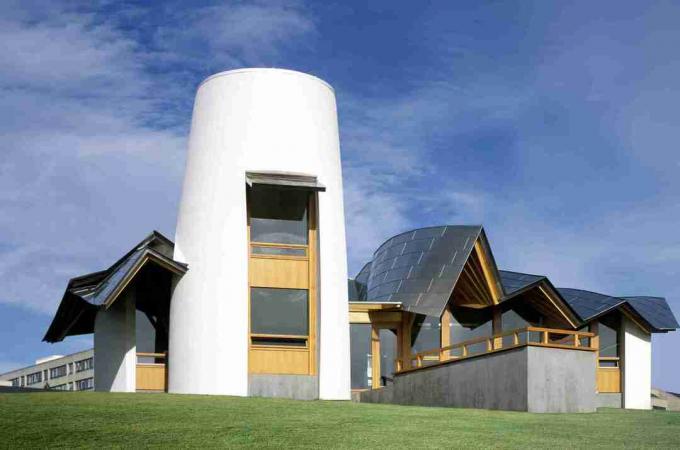 Putih, bangunan seperti pondok, atap perak bergelombang, Frank Gehry, menara seperti silo putih