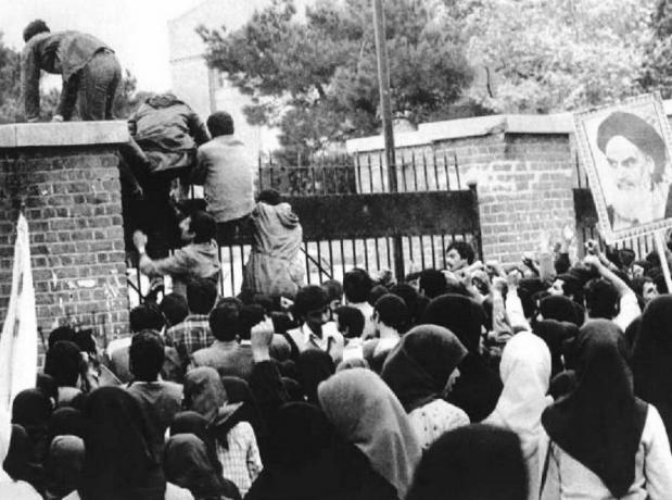 mahasiswa raninan menyerbu kedutaan besar AS di Teheran, 4 November 1979