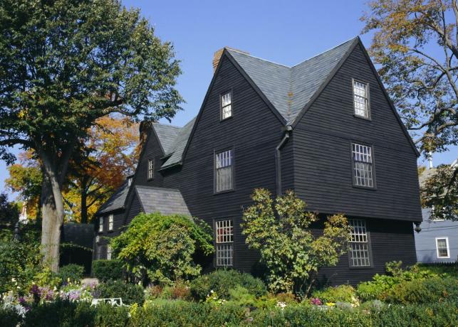 House of the Seven Gables yang berwarna gelap, 1668, Salem, MA, dipopulerkan oleh Nathaniel Hawthorne