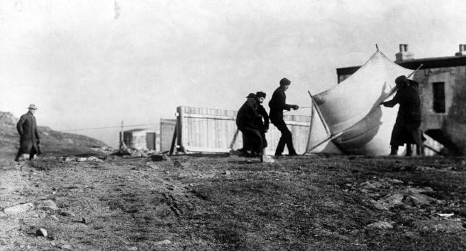 Guglielmo Marconi mengawasi rekan kerja yang menaikkan layang-layang yang digunakan untuk mengangkat antena di St. John's, Newfoundland, Desember 1901