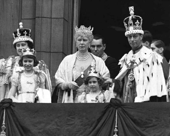 Ratu Mary dan keluarga di penobatan George VI