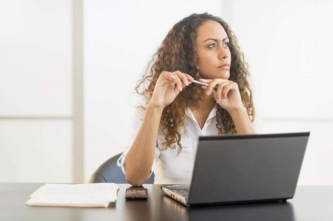 Wanita di Laptop