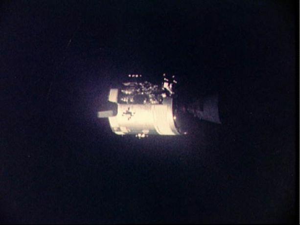 Gambar Apollo 13 - Tampilan Modul Layanan Apollo 13 yang rusak dari Modul Lunar / Command