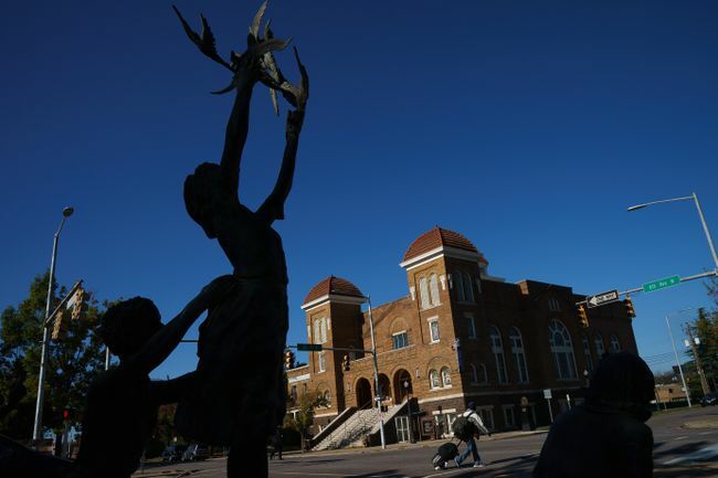 Pemandangan patung 'Four Spirits' dan 16th Street Baptist Church di Birmingham, Alabama.