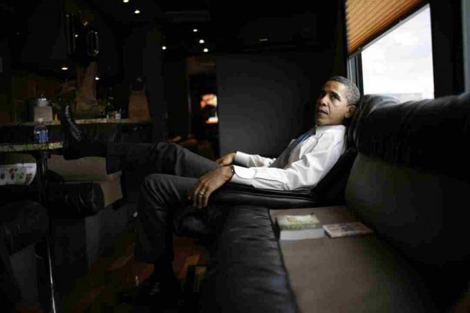 Barak Obama bersantai di bus tur kampanye 2008nya