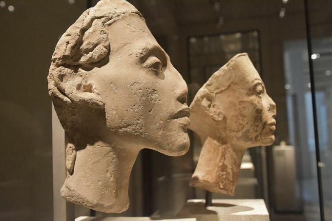 Patung Nefertiti dan Akhenaten, tampilan profil.