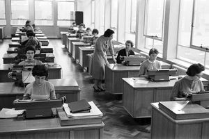 Kolam pengetikan di kantor pengecer Marks and Spencer, Baker Street, London, 7 April 1959.