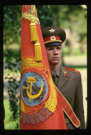 Tentara Soviet dengan bendera Soviet