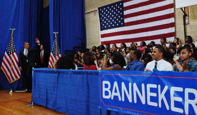 Presiden AS Barack Obama dan Sekretaris Pendidikan Arne Duncan tiba untuk pidato kembali ke sekolah tahunan Obama di Sekolah Menengah Akademik Benjamin Banneker 28 September 2011 di Washington, DC.