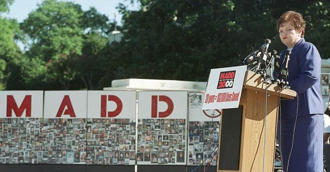 Mothers Against Drunk Driving (MADD) Presiden Nasional Millie Webb berbicara selama rapat umum ulang tahun ke-20 di luar US Capitol, 6 September 2000 di Washington.