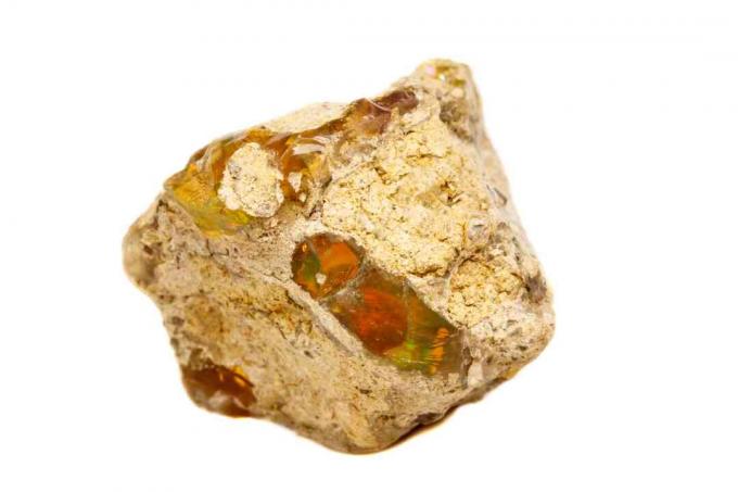 Fire opal mengendap dalam rhyolite vugs.