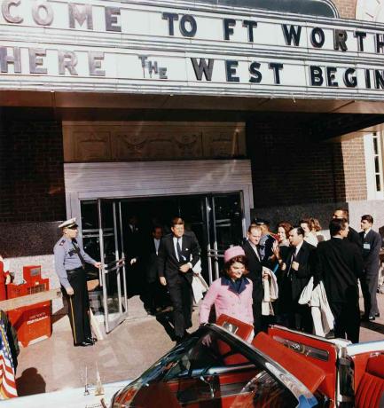 Presiden John F. Kennedy dan Ibu Negara Jacqueline Kennedy muncul dari teater Fort Worth, Texas