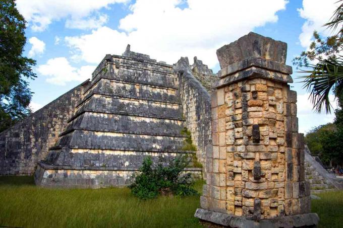 Makam Imam Besar, sebuah piramida dan monumen di situs Maya Chichen Itza, Yucatan, Meksiko