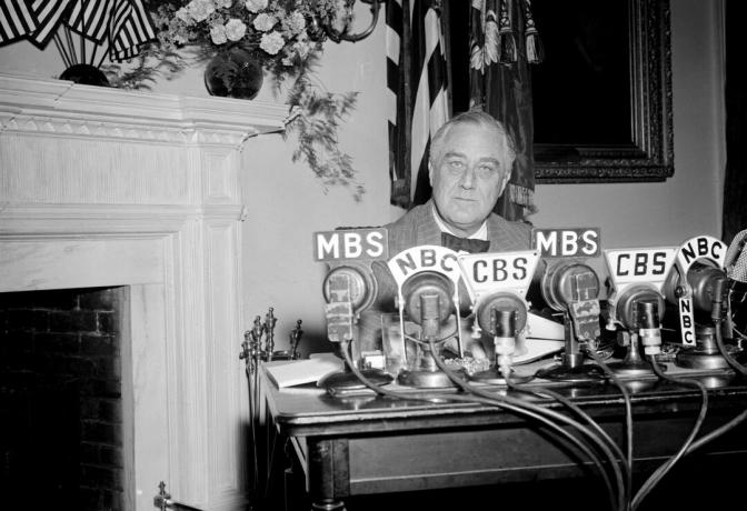 Franklin Roosevelt saat siaran Fireside Chat di masa perang.