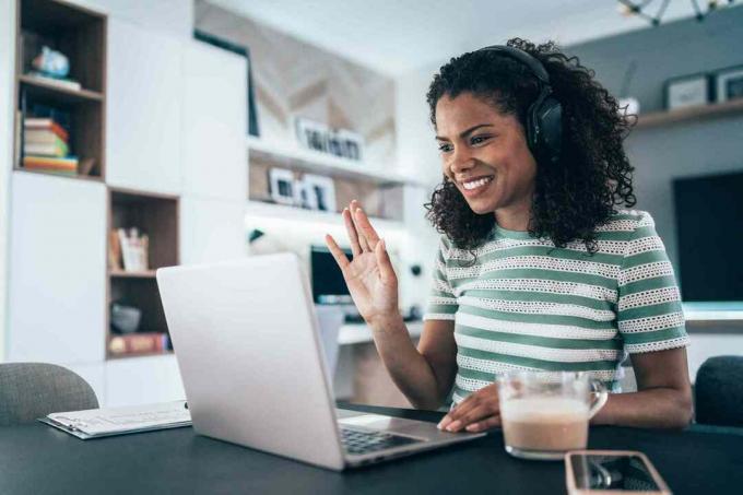 Blogger dengan laptop tersenyum karena mereka menjadi terkenal di Tumblr