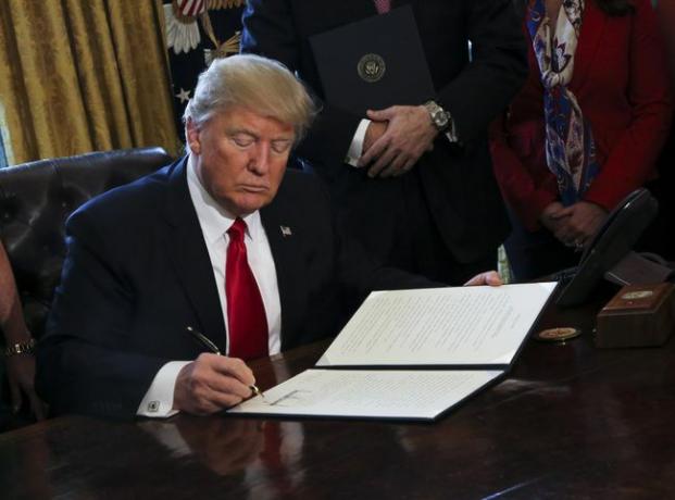 Presiden AS Donald Trump menandatangani Perintah Eksekutif, termasuk perintah untuk meninjau kembali Dodd-Frank Wall Street untuk memutar kembali peraturan keuangan era Obama.