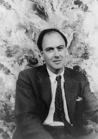 Potret Roald Dahl, mengenakan dasi dan jaket