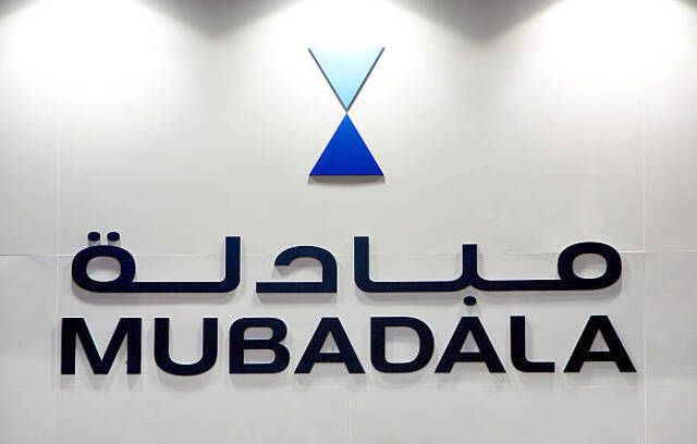 Logo Mubadala Development Co. ditampilkan di stan pameran mereka selama Singapore Airshow di Singapura