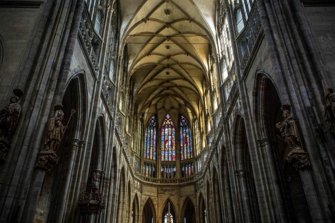 interior langit-langit katedral gothic yang masif