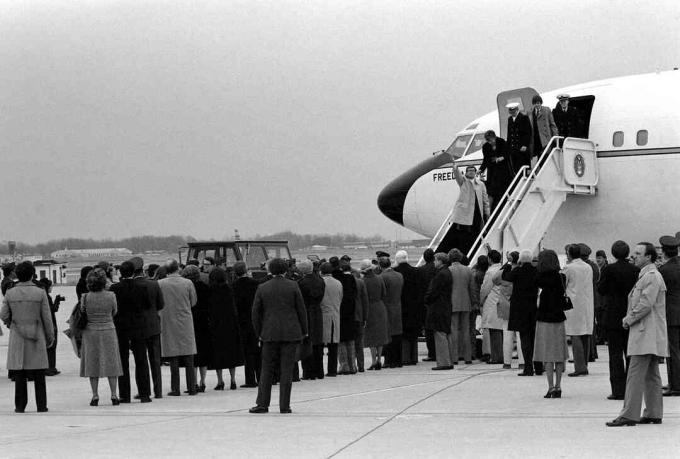 Para sandera Amerika yang dibebaskan turun dari Freedom One, sebuah pesawat Stratoliner VC-137 Angkatan Udara, setibanya mereka di pangkalan, 27 Januari 1981